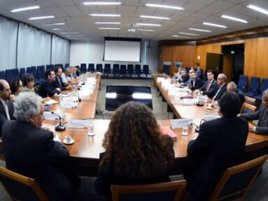 <strong>Governo e servidores retomam negociação de reajuste salarial nesta terça-feira</strong>