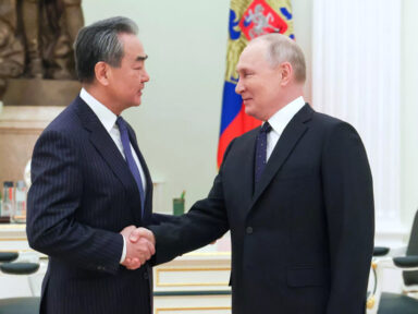 Reunião de Wang Yi e Putin valoriza a busca do diálogo entre Rússia e Ucrânia