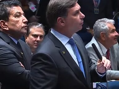 Flávio tenta defender o pai, mas confirma reunião secreta e ilegal em que Bolsonaro tramou golpe