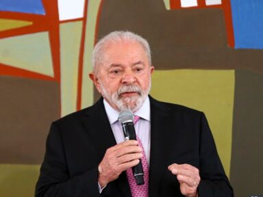 “A democracia é o patrimônio mais precioso da população”, diz Lula, um mês após os atentados