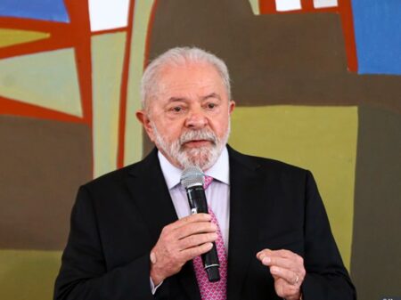 “A democracia é o patrimônio mais precioso da população”, diz Lula, um mês após os atentados