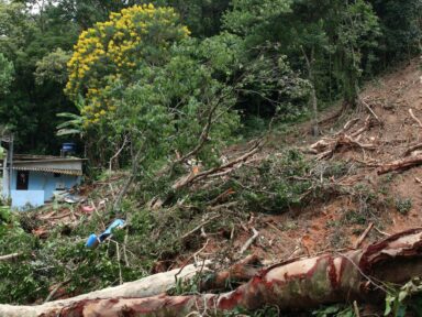Número de óbitos em tragédia no litoral paulista sobe para 54 e cerca de 4 mil pessoas estão desabrigadas