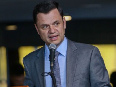 Ibama encontra 60 pássaros silvestres criados ilegalmente na casa do ex-ministro Anderson Torres