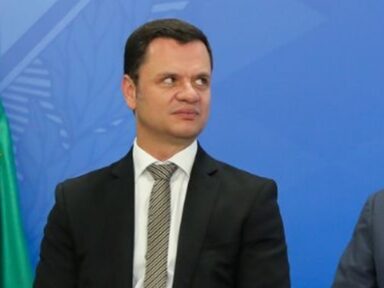 Ex-ministro que guardou decreto golpista em casa foge de depoimento na CPI do DF