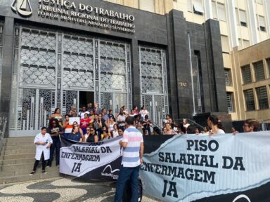 <strong>Em greve, enfermeiros do Rio fazem manifestações pela implementação do piso salarial</strong>