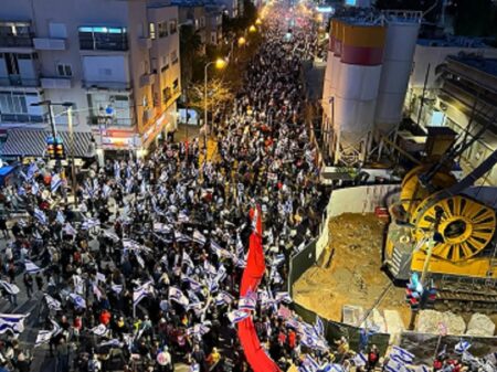 Multidões tomam as ruas de Israel após demissão do ministro da Defesa por Netanyahu