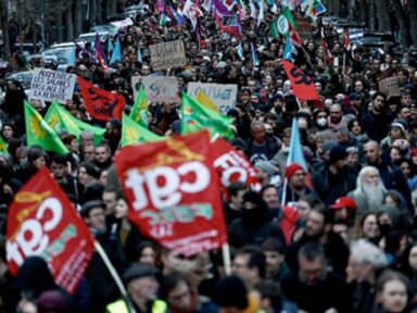 França mantém protestos, greves e bloqueios de estrada contra o esbulho de Macron às aposentadorias