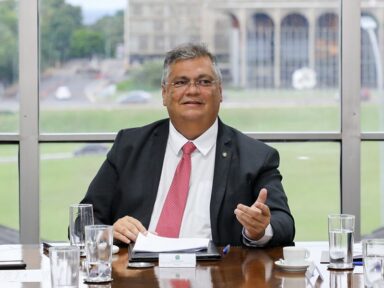 “Há indícios muito nítidos do cometimento de crime” no caso das joias de Jair, diz Flávio Dino
