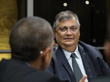 Flávio Dino vai processar Eduardo Bolsonaro por racismo e crimes contra a honra
