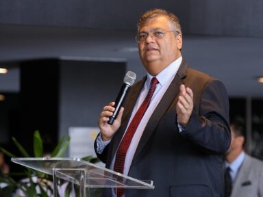 Armas de CACs não recadastradas no prazo são ilegais e serão confiscadas, adverte Flávio Dino
