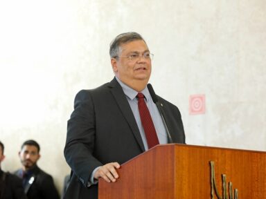 Ministro denuncia ao STF filhos de Bolsonaro e deputados por calúnia e outros “ilícitos penais”