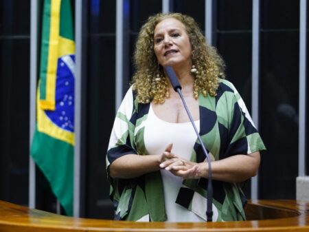 “O Brasil não aceita mais uma política de juros extorsivos”, afirma líder do PCdoB