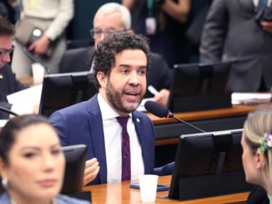 Janones denuncia ameaça e diz que continuará chamando Nikolas de “chupetinha”