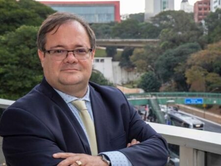 “Juros altos do BC estão levando o Brasil na direção de uma grave crise financeira”, diz Oreiro