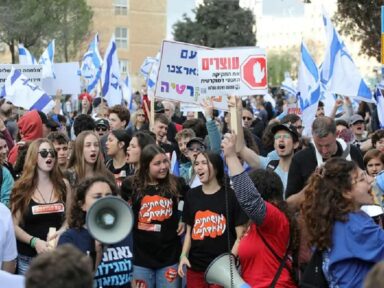 Com multidão diante do parlamento, Netanyahu suspende votação anti-Judiciário