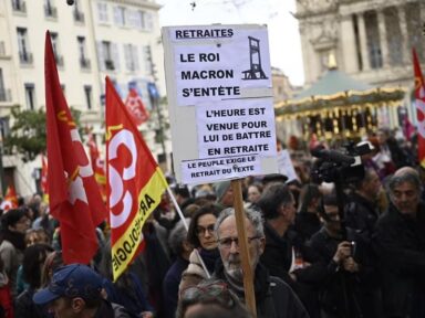 Macron proíbe manifestações contra seu ataque à Previdência em frente ao parlamento