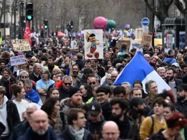 3,5 milhões ocupam as ruas da França contra acinte de Macron no corte de direitos previdenciários