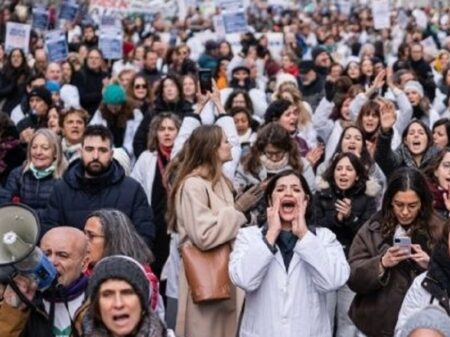 Médicos espanhóis entram em greve por reajuste salarial e investimentos em Saúde Pública