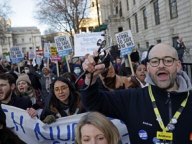 Médicos ingleses entram em greve por salários e melhores condições de trabalho