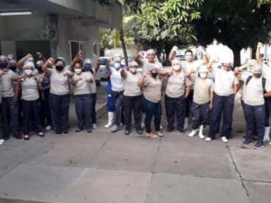 Sem salário há dois meses, merendeiras terceirizadas fazem greve em Pernambuco