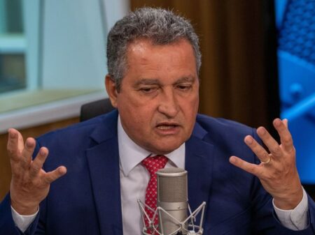 “Se a inflação cai e a Selic é mantida, a rigor juros reais sobem”, critica Rui Costa