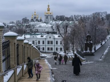 Zelensky decreta expulsão de monges cristãos de Kiev