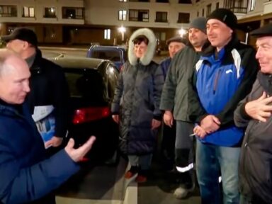 Putin visita de surpresa Mariupol, libertada depois de oito anos sob jugo dos nazistas do Azov