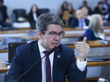 “Decisão do BC sacrifica e sabota o povo brasileiro”, afirma líder do governo no Congresso