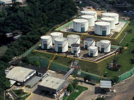 Refinaria privatizada em Manaus vende a gasolina mais cara do Brasil