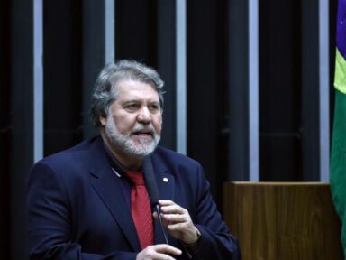 “Não tem empresa que aguente juros de 13,75%”, afirma vice-líder do governo