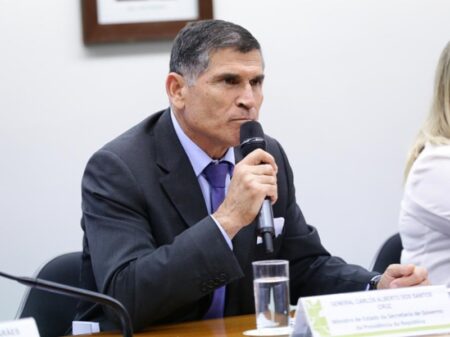 General Santos Cruz: “Fujão, Bolsonaro volta ao Brasil tentando mais um embuste”