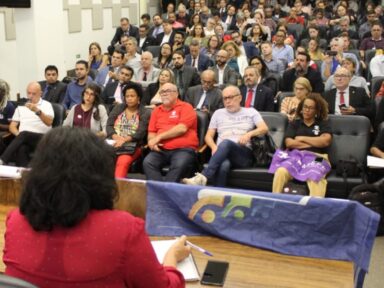 Governo oficializa proposta de 9% de reajuste e servidores decidem acordo até sexta-feira