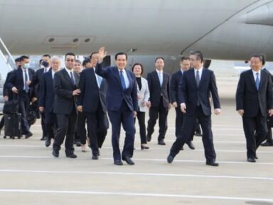 Ex-presidente de Taiwan desembarca na China em 1ª visita de autoridade da ilha desde 1949