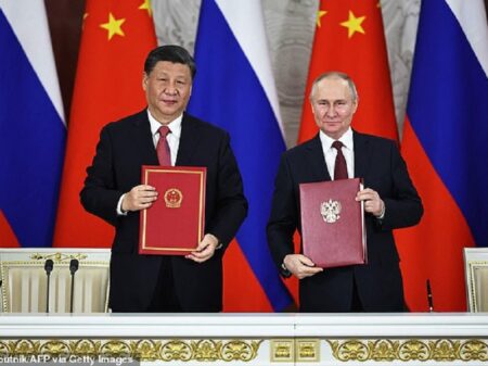 Rússia está pronta a tratar do roteiro de paz chinês para abrir negociações com Ucrânia, diz Putin