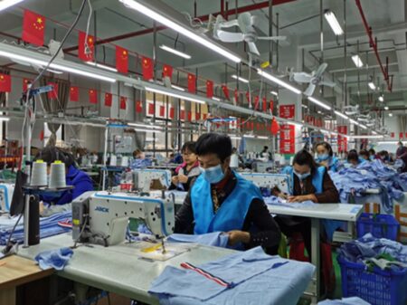 China ironiza EUA: “se roupas também forem espiãs, eles vão ter que andar nus”