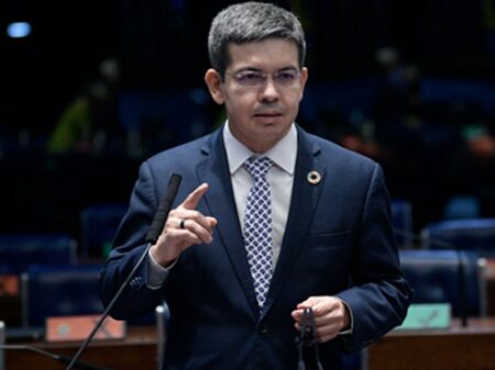 Campos Neto pratica ‘negacionismo econômico’ e deve ser convocado ao Senado, diz Randolfe
