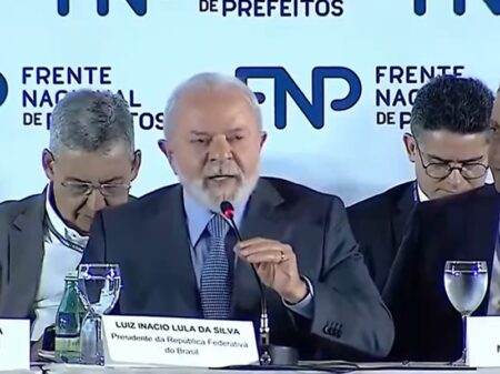 “Bancos públicos têm que ganhar com a realização de obras e não com juros”, diz Lula