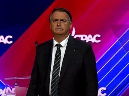 Bolsonaro vira “poodle amestrado” dos americanos e pede sanções contra o Brasil