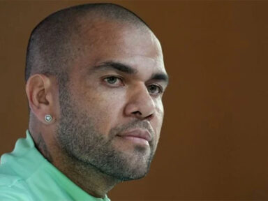 Defesa de Daniel Alves diz agora que não houve estupro, pois a vítima estava “lubrificada” 