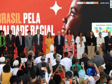 Lula concede titulação de terras quilombolas e anuncia reserva de 30% de vagas a negros no governo