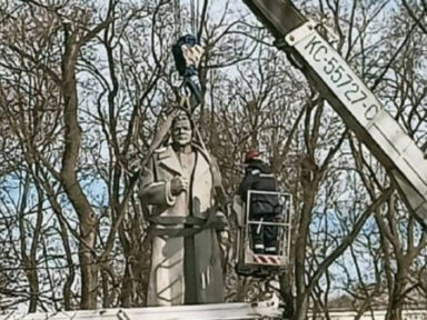 Nazistas ucranianos retiram monumento ao general soviético que libertou Kiev em 1943