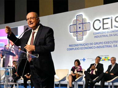 Já passou da hora do BC reduzir os juros, diz Alckmin ao defender indústria nacional da Saúde