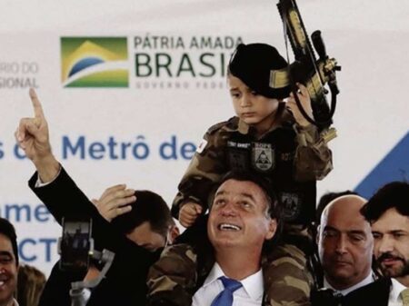 MP-DF pede que Justiça condene Bolsonaro a pagar R$ 30 mi por violar direitos das crianças