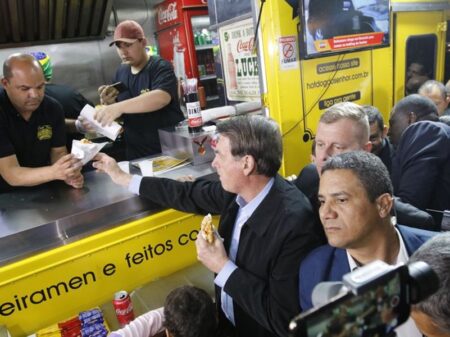 Crime eleitoral: Bolsonaro comprou 21.447 lanches com cartão corporativo na eleição