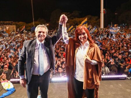 Ao abrir mão da reeleição, Fernández chama argentinos à unidade contra desastre macrista