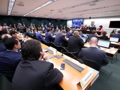 Contra a baderna bolsonarista na Câmara, Lira quer advertência e corte de verbas