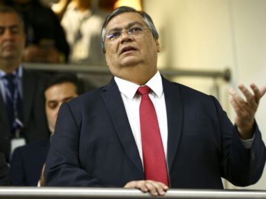 “Não adianta viajar para tentar fugir da Justiça”, diz Flávio Dino sobre Brennand