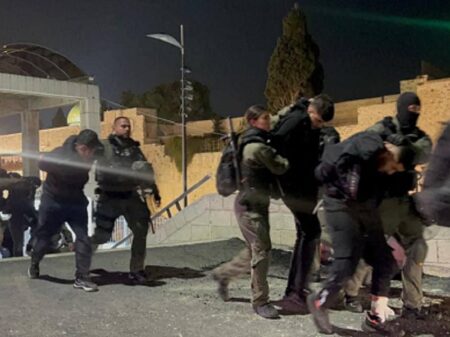 Forças da ocupação israelense atiram granadas  no interior da mesquita Al Aqsa