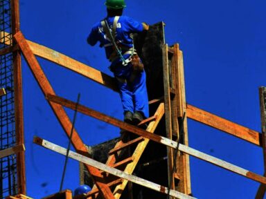 Juro elevado é o principal entrave à indústria da  construção pelo 3º trimestre consecutivo, diz CNI