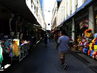 Fraca demanda e juros elevados mantêm vendas do comércio estagnadas em fevereiro